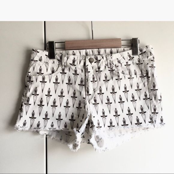 H&M shorts cutoff denim high waisted jean shorts with dagger knife print size 12 - Picture 9 of 14